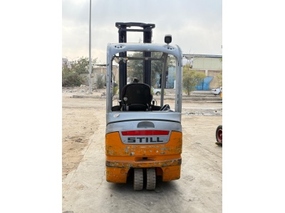 كلارك كهربائي نظيف يعمل بالبطارية داخل مصنع مواد غذائية.